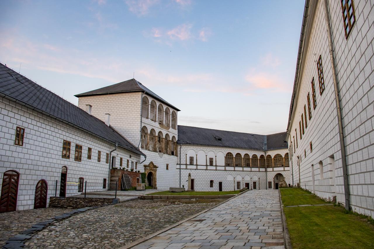 Zamek Kolstejn - Hotel Chateau Goldenstein Branná Exterior foto