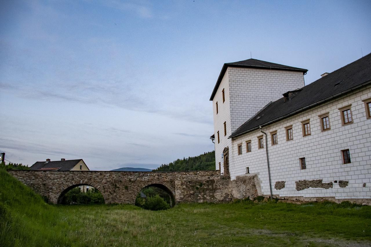 Zamek Kolstejn - Hotel Chateau Goldenstein Branná Exterior foto